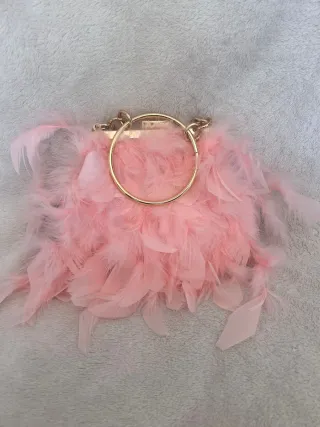 Bolso de mano rosa con plumas y aro dorado