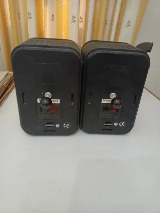 Altavoces JBL Control One Negros
