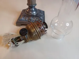 Quinqué Francés Neoclásico en Metal patinado 1890