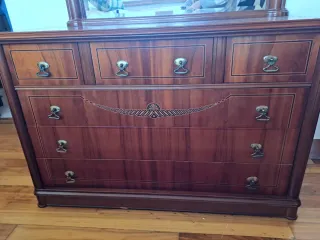 Cómoda antigua con espejo