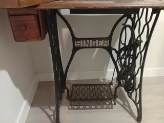 Máquina de coser antigua SINGER