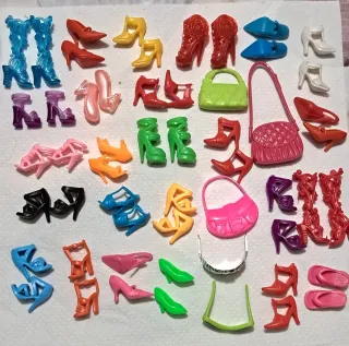 25 paia scarpe e borse Barbie assortiti