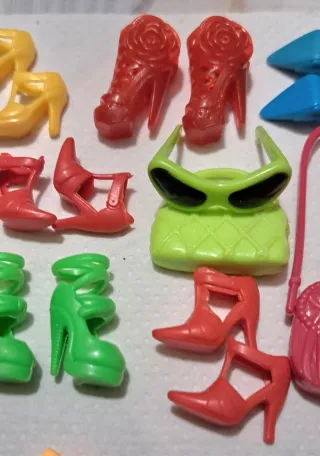 25 paia scarpe e borse Barbie assortiti