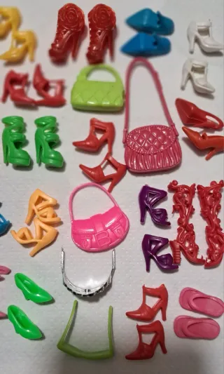 25 paia scarpe e borse Barbie assortiti