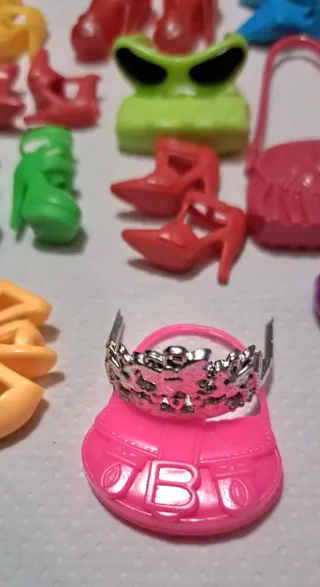 25 paia scarpe e borse Barbie assortiti