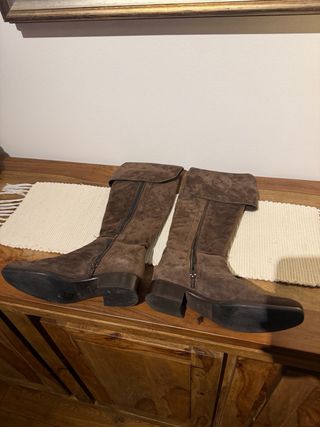 Stivali e borsa in camoscio marrone