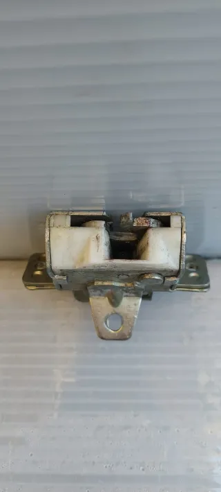 Fecho Mala Opel Corsa A