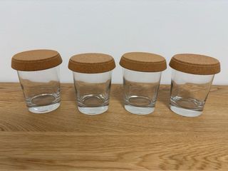 4 vasos con posavasos corcho Ikea