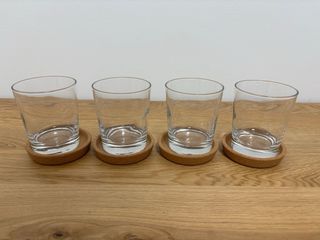 4 vasos con posavasos corcho Ikea