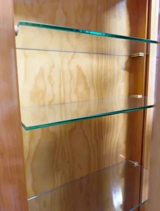 Armario de madera mazica con vitrina y 4 cajones.