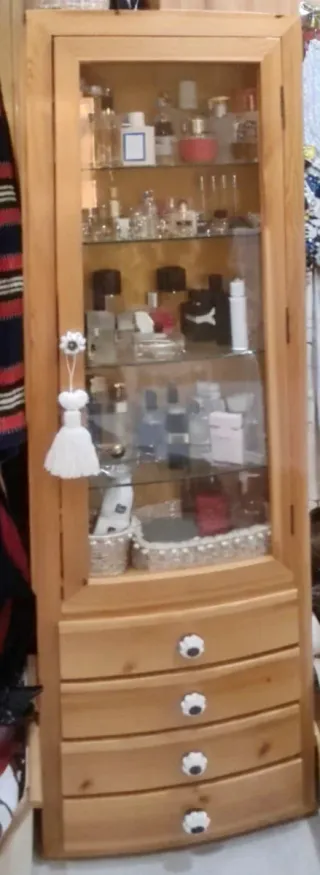 Armario de madera mazica con vitrina y 4 cajones.