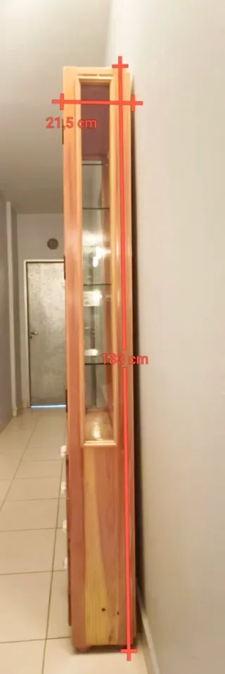 Armario de madera mazica con vitrina y 4 cajones.