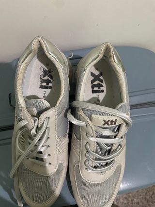 Zapatillas deportivas Xti mujer plateadas y blanca