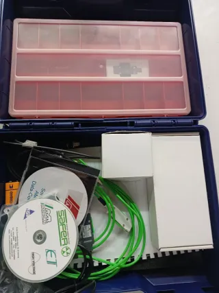 Maletín técnico con accesorios y CDs