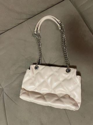Bolso blanco acolchado con cadena