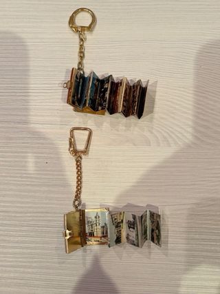 Antichi portachiavi con mini libri