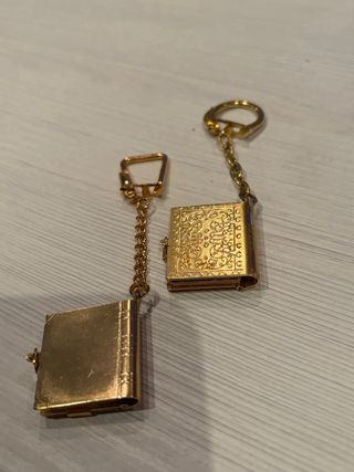 Antichi portachiavi con mini libri