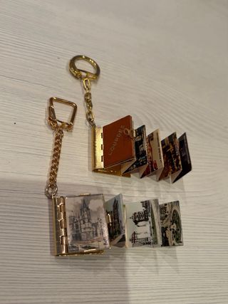 Antichi portachiavi con mini libri
