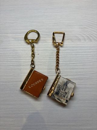 Antichi portachiavi con mini libri