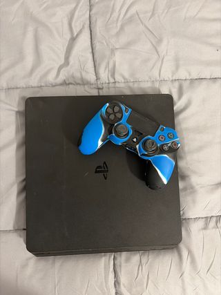 PS4 (PlayStation 4) con mando azul