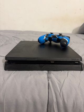 PS4 (PlayStation 4) con mando azul