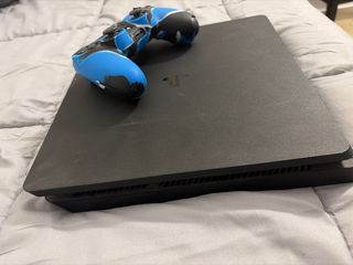 PS4 (PlayStation 4) con mando azul