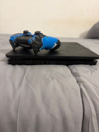 PS4 (PlayStation 4) con mando azul
