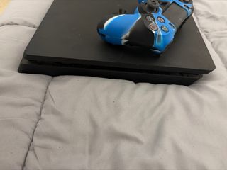 PS4 (PlayStation 4) con mando azul