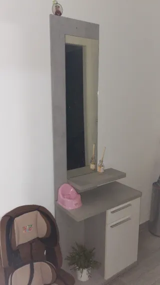 Mueble de entrada gris y blanco