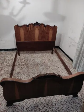 Cama antigua de madera