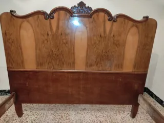 Cama antigua de madera
