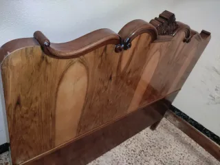 Cama antigua de madera