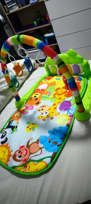 Palestra per bambini con arco di giochi