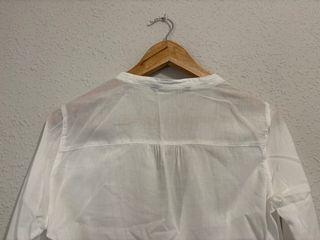 Camisa blanca manga larga abotonada