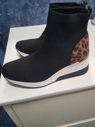 Botines cuña negros con detalle animal print