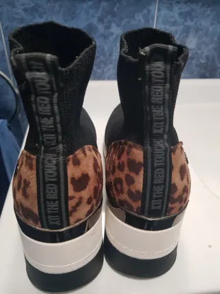 Botines cuña negros con detalle animal print