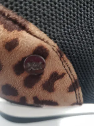 Botines cuña negros con detalle animal print