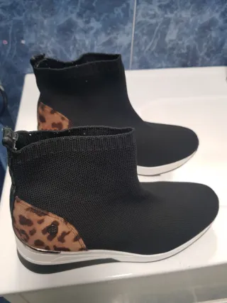 Botines cuña negros con detalle animal print