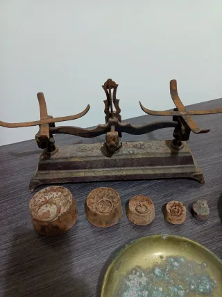 Balanza antigua con pesas