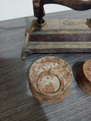 Balanza antigua con pesas