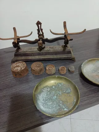 Balanza antigua con pesas