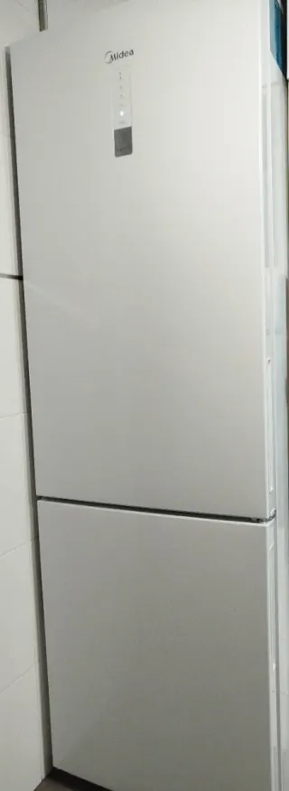 Nevera Midea blanca