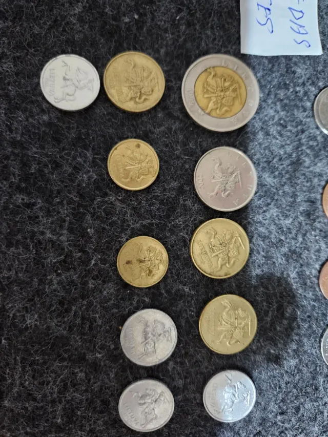 Lote 143 varios países de Monedas Extranjeras