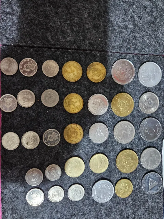 Lote 143 varios países de Monedas Extranjeras