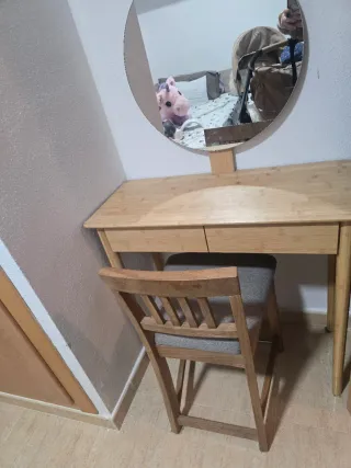 Tocador de madera con espejo y silla esta nuevo