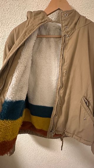 Abrigo marrón con capucha