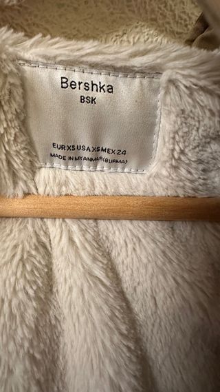 Abrigo marrón con capucha