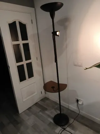 Lámpara de pie negra con repisa