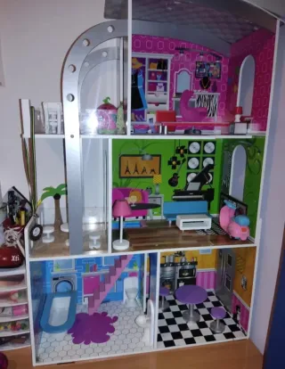 Casa delle bambole in legno