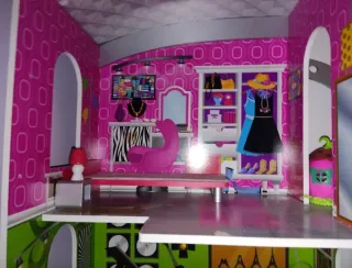 Casa delle bambole in legno